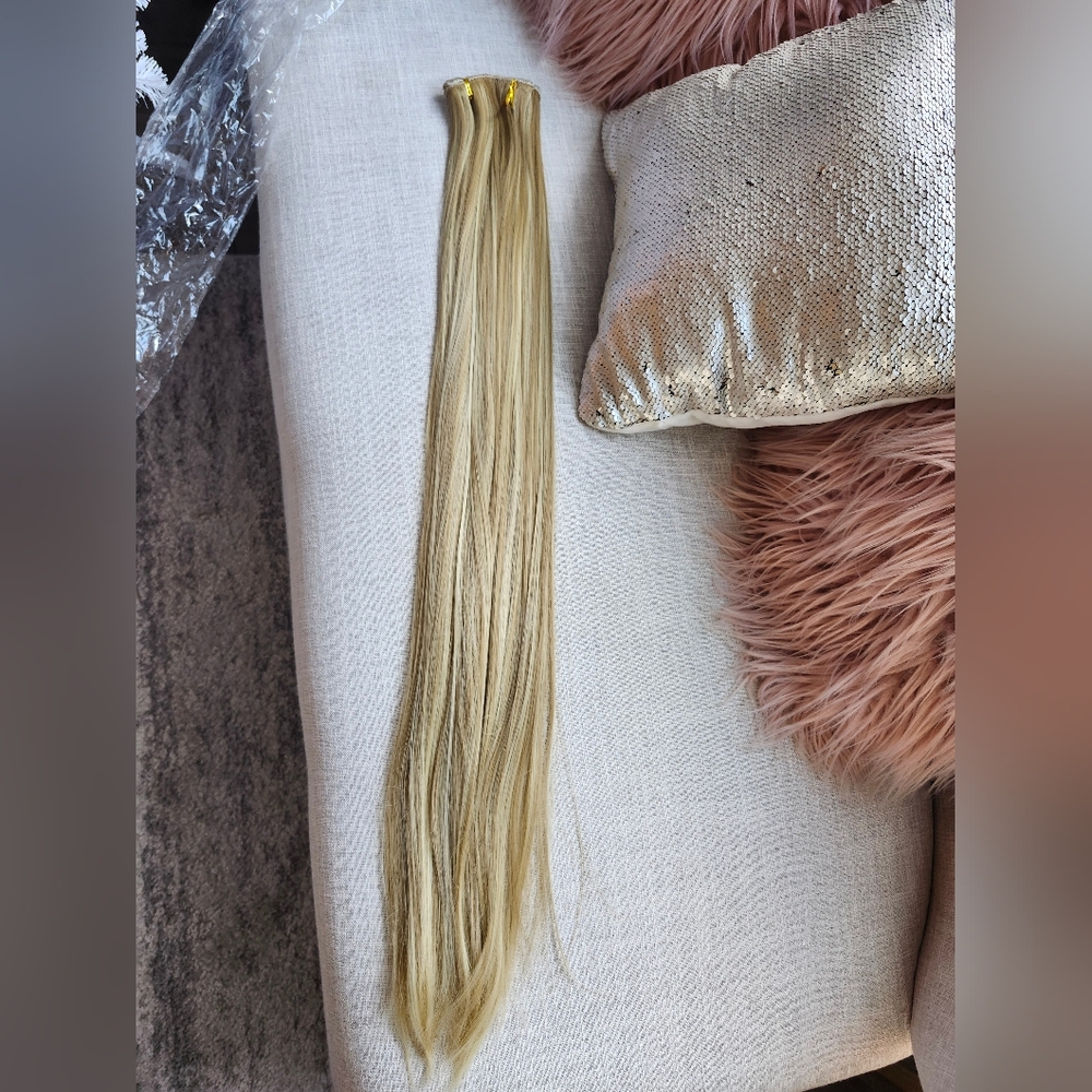 32 inch light blonde synthetic extensions new in package set of 3